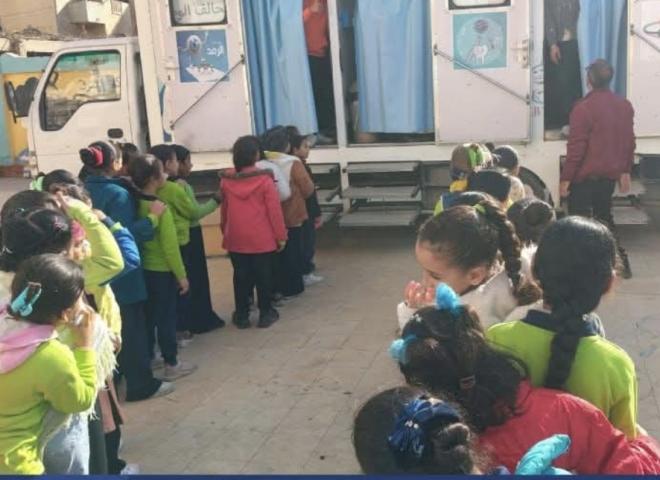 ضمن مبادرة ”أطفال أصحاء” الكشف على ٧١٥ طفل خلال قافلة طبية مجانية بمدرسة الوكيل بكفر الدوار