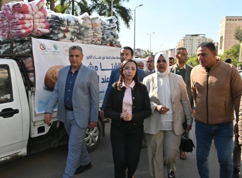 ضمن حملة  ”صناع الدفا”  محافظ البحيرة تشهد إصطفاف قافلة مؤسسة ”صناع الخير” المحملة ب٣٠٠٠ بطانية تمهيداً لتوزيعها على الأسر الأولى بالرعاية