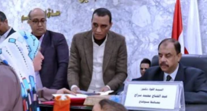 محافظ سوهاج يستمع إلى مطالب وشكاوى المواطنين فى اللقاء الجماهيرى