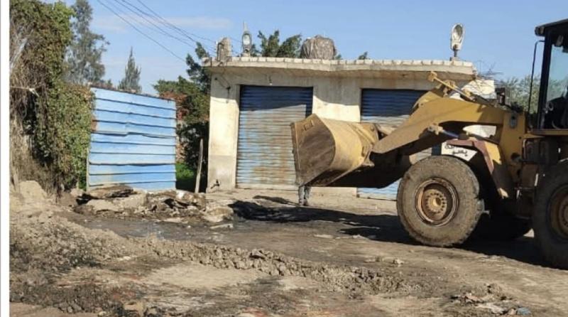 إزالة ١١ مغسلة سيارات غير مرخصة خلال حملة موسعة لغلق المحال المخالفة بأبو حمص