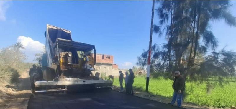 متابعة أعمال رصف طريق قرية حرارة بمركز حوش عيسى بتكلفة ٣ مليون و٧٠٠ ألف جنيه