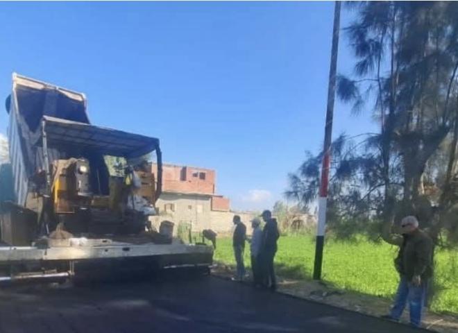 متابعة أعمال رصف طريق قرية حرارة بمركز حوش عيسى بتكلفة ٣ مليون و٧٠٠ ألف جنيه