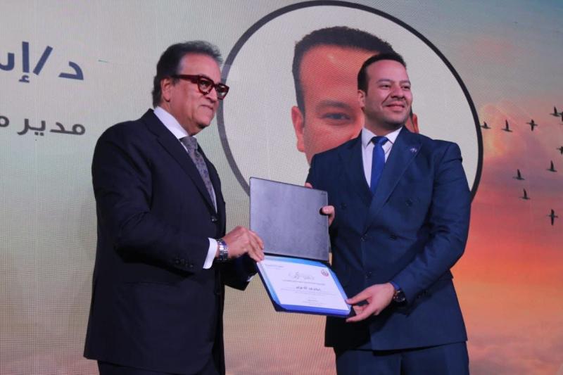 نائب رئيس مجلس الوزراء وزير الصحة يكرم وكيل وزارة الصحة بالبحيره ؛ ضمن أفضل قيادات وزارة الصحة والسكان اداءً والأكثر تميزا على مستوي الجمهورية