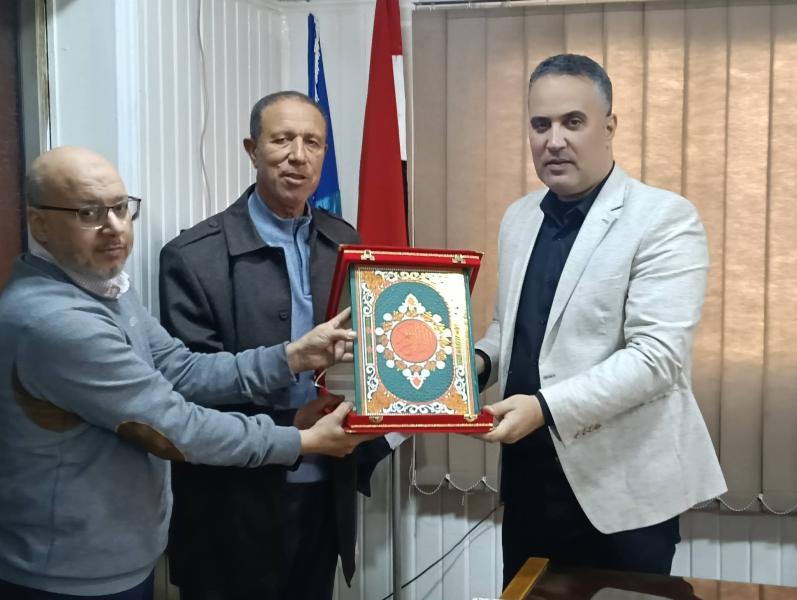 حمزة” يكرم ”سالم” في لفتة تقدير بمناسبة بلوغه سن الكمال