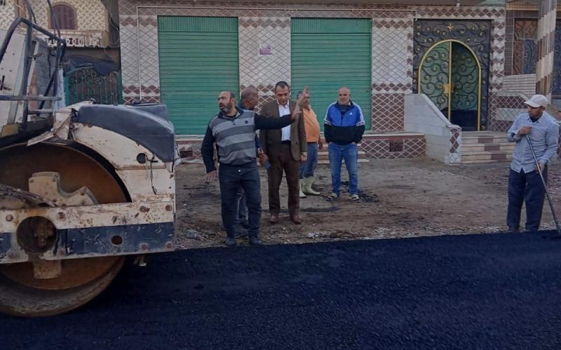 رئيس مدينة دمنهور يتابع ميدانيًا أعمال رصف طريق منشية الأوقاف بقرية إفلاقة ضمن الخطة الاستثمارية