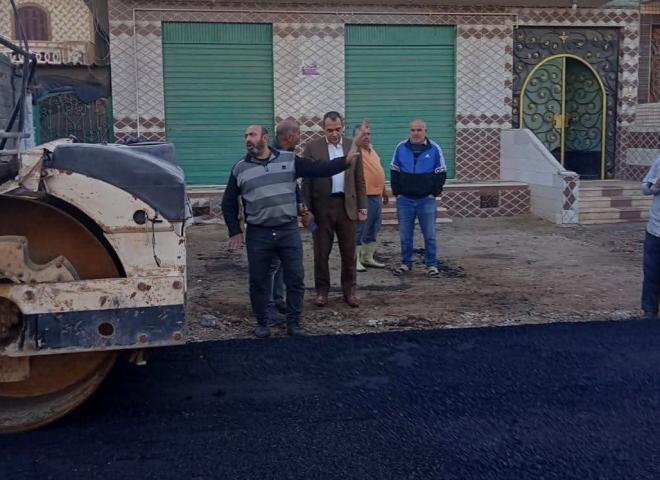 رئيس مدينة دمنهور يتابع ميدانيًا أعمال رصف طريق منشية الأوقاف بقرية إفلاقة ضمن الخطة الاستثمارية