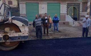 رئيس مدينة دمنهور يتابع ميدانيًا أعمال رصف طريق منشية الأوقاف بقرية إفلاقة ضمن الخطة الاستثمارية