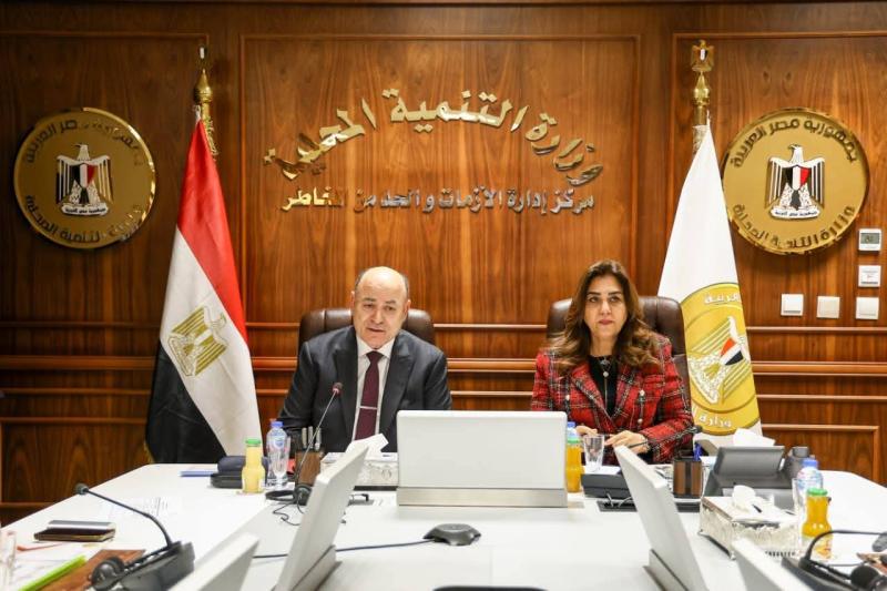 عبر الفيديو كونفرانس:  • وزيرة التنمية المحلية ومستشار رئيس الجمهورية يبحثان مع المحافظين أوجه استغلال الأراضي المستردة ولاية المحافظات وملفات التقنين وإزالة التعديات على أملاك الدولة