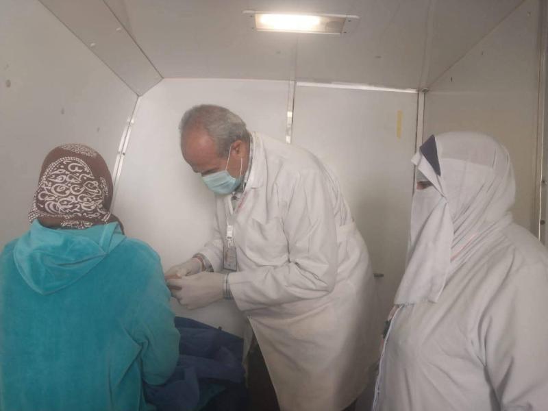 الكشف على ٧٨٨ مواطن خلال قافلة طبية مجانية بقرية سيدي عقبه مركز المحمودية - بوجود ٧ عيادات طبية متنقلة