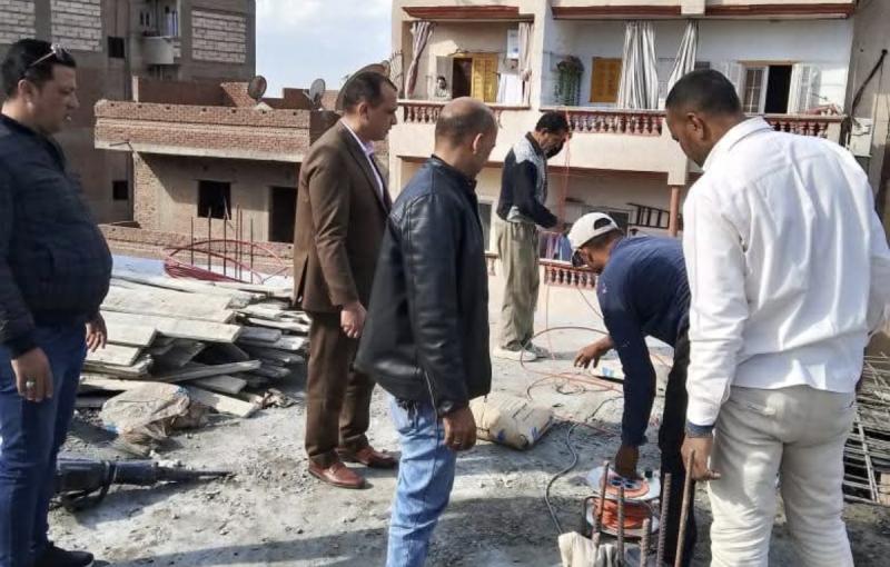رئيس مدينة دمنهور يقود حملة حاسمة لإزالة مخالفة بناء