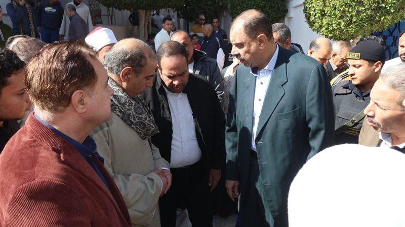 محافظ سوهاج يلتقي بالمواطنين عقب صلاة الجمعة بمسجد الشرطة