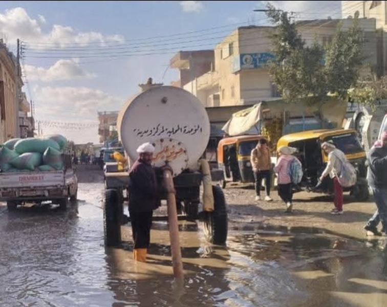 إستمرار كسح مياه الأمطار بشوارع مدينة  حوش عيسي