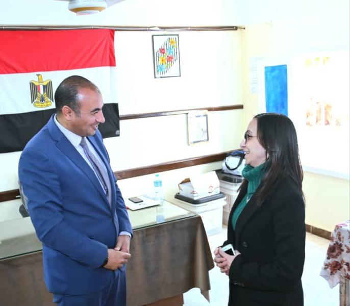 محافظ البحيرة تتفقد عدد من اللجان بمركز كوم حمادة وتتابع إنتظام سير العملية الإنتخابية لحظة بلحظة