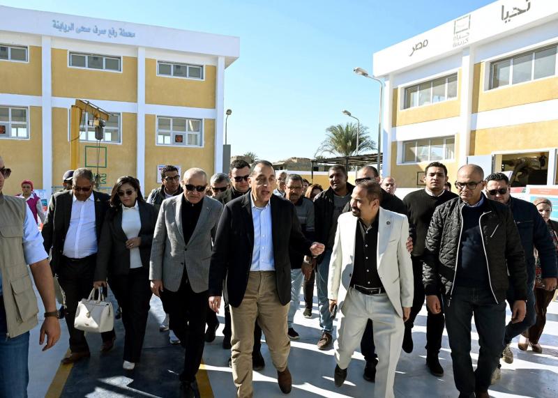 رئيس الوزراء يتفقد محطة رفع صرف صحي ”الرياينة” ضمن مشروعات المبادرة الرئاسية ”حياة كريمة” بمركز أرمنت بالأقصر