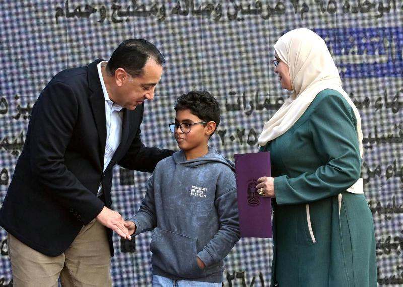 رئيس الوزراء يُسلم عددا من عقود مستحقي الوحدات السكنية بمشروع الإسكان القومي للشباب بمدينة الطود