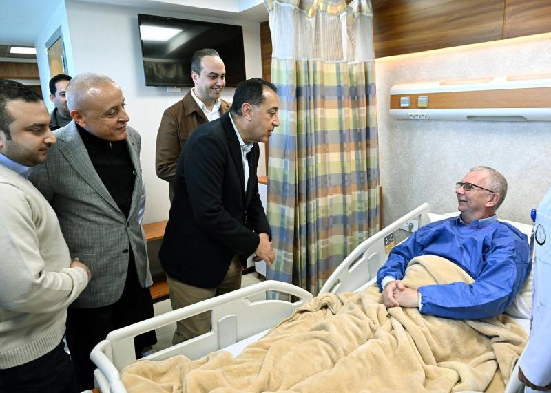 خلال تفقده مستشفى الكرنك الدولي:  رئيس الوزراء يجري حوارا وديا مع المرضى ويطمئن على مستوى الخدمات المقدمة لهم