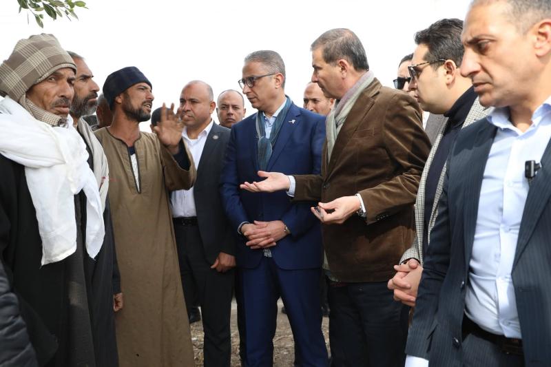 الزراعة ومحافظ الفيوم يتفقدان زراعات القمح بمركز إطسا ومجمع الخدمات الزراعية بقرية ”أبو صير”