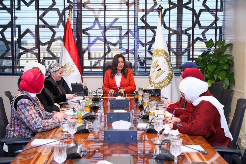 ● وزيرة التنمية المحلية والقائم بأعمال وزير البيئة تعقد اجتماعًا مع قيادات الوزارة لمتابعة جهود تحسين البيئة الصناعية والطاقة المستدامة