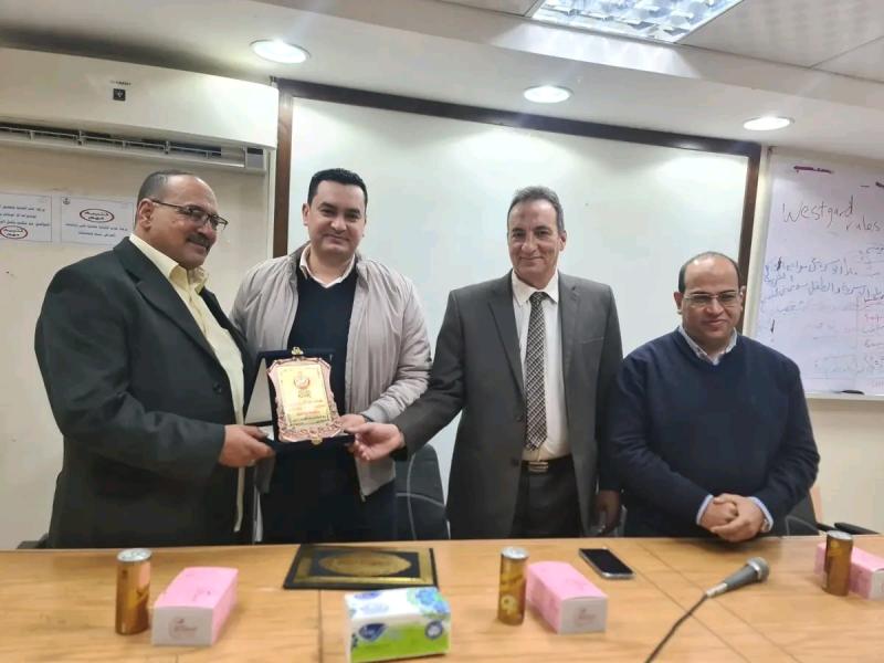 مديرية الصحة بالبحيره تحتفل بتكريم الأستاذ السيد حربي لبلوغه سن الكمال - السن القانوني للمعاش