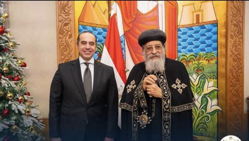 المستشار محمود فوزي وزير الشؤون النيابية والقانونية والتواصل السياسي خلال زيارة قداسة البابا تواضروس الثاني لتقديم التهنئة بعيد الميلاد المجيد