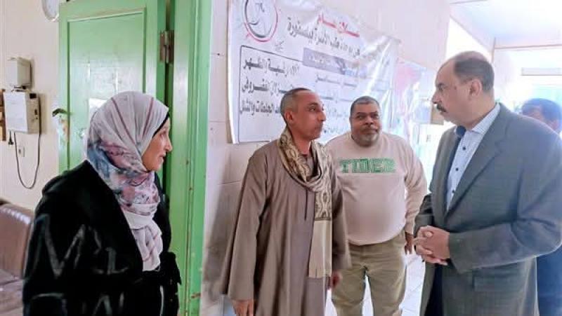 جولة ميدانية مفاجئة لمحافظ سوهاج تسفر عن إحالة رئيس قرية بلصفورة ومدير مركز الشباب للتحقيق