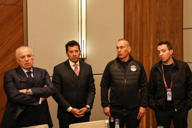 وزير الرياضة وأبو ريدة يجتمعون بمنتخب مصر