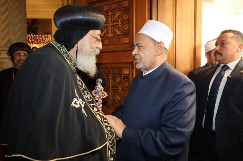 شيخ الأزهر يزور البابا تواضروس ويهنِّئه والإخوة المسيحيين بأعياد الميلاد