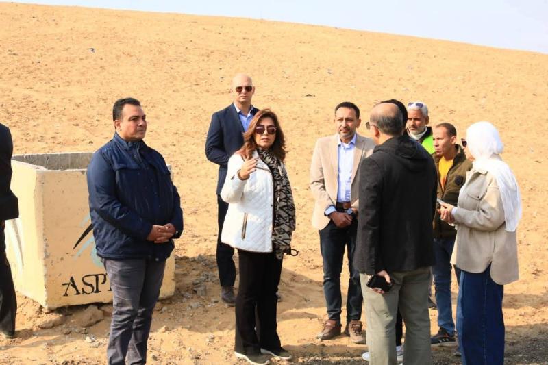 وزيرة التنمية المحلية والقائم بأعمال وزير البيئة تزور مقلب السلام الذي تم إغلاقه بشكل آمن وتتفقد آبار وشبكة سحب الغاز الناتج عن المقلب ومعالجته في وحدة مخصصة تمهيداً للربط على شبكة الكهرباء