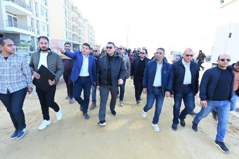 خلال جولته التفقدية اليوم:  وزير الإسكان يتفقد مشروع ”مارينا ٨” وتطوير مدخل مارينا 5