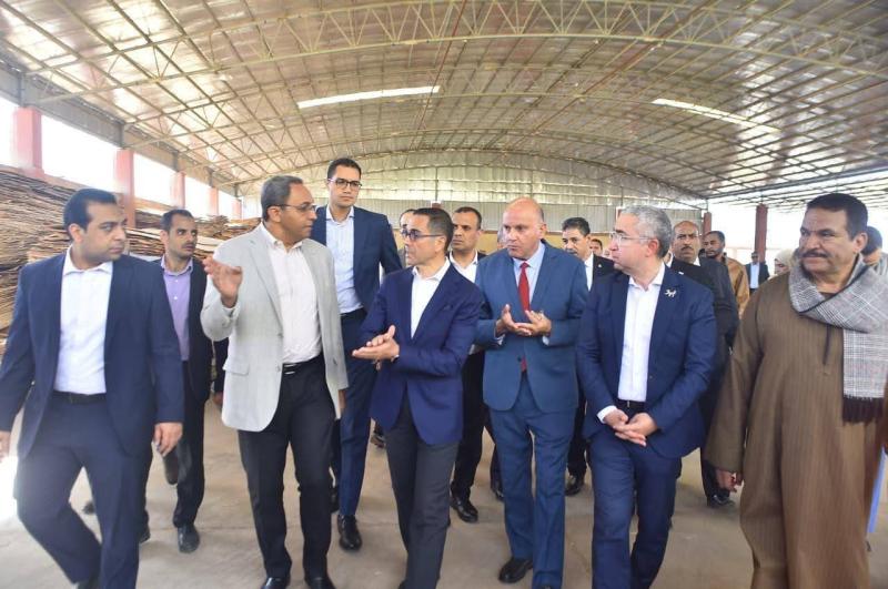 - وزير الاستثمار والتجارة الخارجية ومحافظ قنا يتفقدان سير العمل بالمنطقة الحرة العامة بقفط