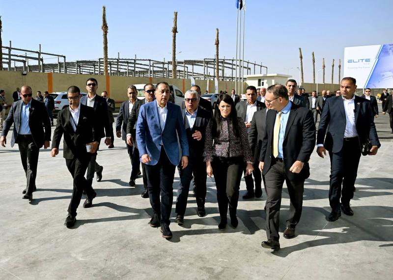 رئيس الوزراء يبدأ جولة موسعة لافتتاح مشروعات صناعية ولوجستية جديدة بالمنطقة الاقتصادية لقناة السويس