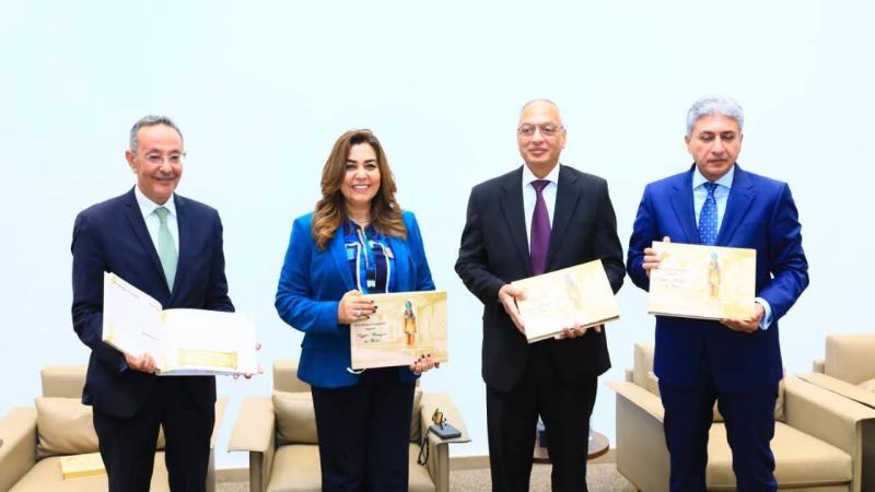 الدكتورة منال عوض والسيد شريف فتحي يتسلمان تقرير البصمة الكربونية لحفل الافتتاح الرسمي للمتحف المصري الكبير تمهيدًا لإعلانه محايدًا كربونيًا