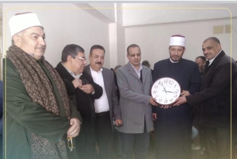 مدير مديرية أوقاف البحيرة يكرم أحد أبنائها لبلوغه سن الكمال