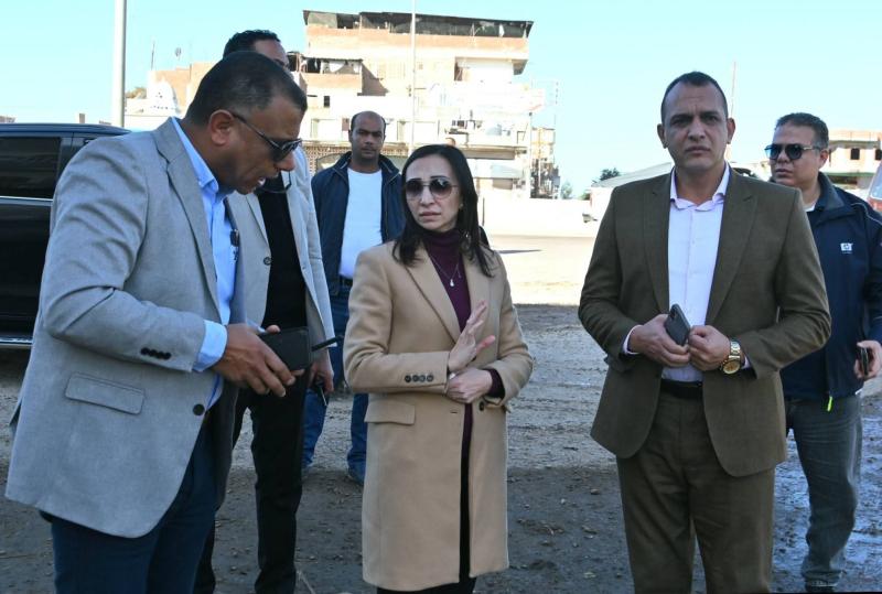 فى إستجابة سريعة لتوجيهات محافظ البحيرة وعقب تفقدها لترعة الإشرافية بإفلاقة   التطهير الفوري ورفع المخلفات ونواتج التطهير من الترعة لتحسين مستوى البيئة والصحة العامة للمواطنين