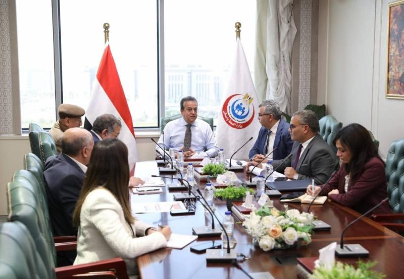 • نائب رئيس مجلس الوزراء وزير الصحة يعقد اجتماعًا مع ممثلي شركة المراسم لمتابعة التدفقات المالية بعددٍ من المشروعات الصحية