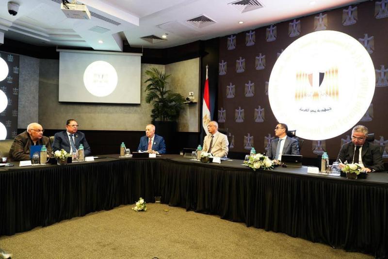 وزير الاستثمار والتجارة الخارجية يلتقي أعضاء اتحاد المستثمرين ويستعرض الرؤى والمقترحات الرامية لتعزيز الاستثمار المحلي