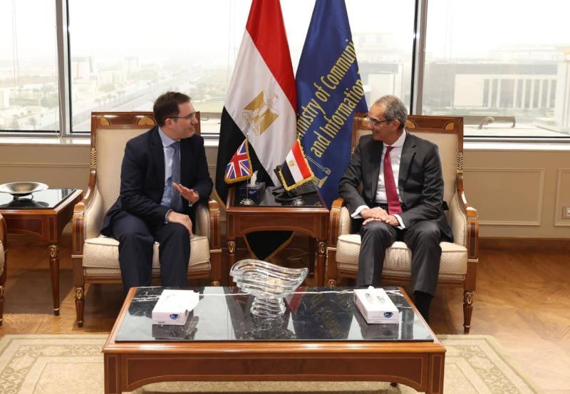 الدكتور/ عمرو طلعت وزير الاتصالات وتكنولوجيا المعلومات يبحث مع سفير المملكة المتحدة بالقاهرة سبل تعزيز الاستثمارات البريطانية في مجالات التعهيد وتكنولوجيا المعلومات في مصر