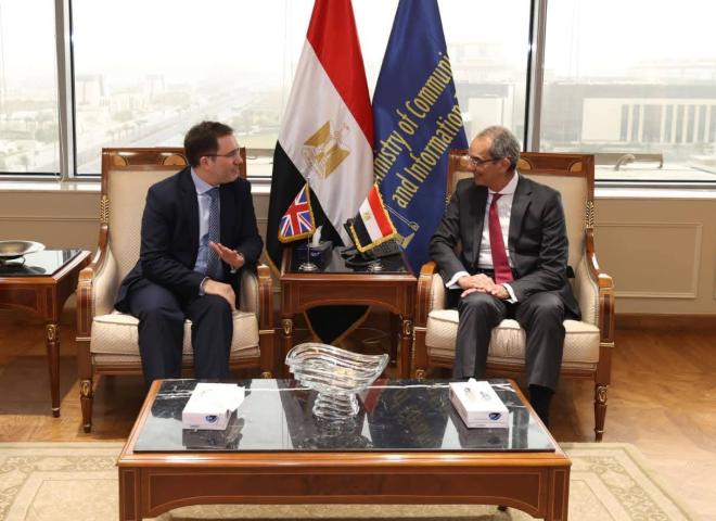 الدكتور/ عمرو طلعت وزير الاتصالات وتكنولوجيا المعلومات يبحث مع سفير المملكة المتحدة بالقاهرة سبل تعزيز الاستثمارات البريطانية في مجالات التعهيد وتكنولوجيا المعلومات في مصر