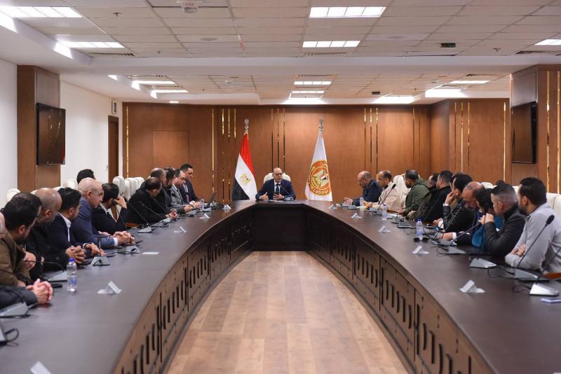 وزير العمل يعقد اجتماعًا مع ممثلي شركات إلحاق العمالة بالخارج