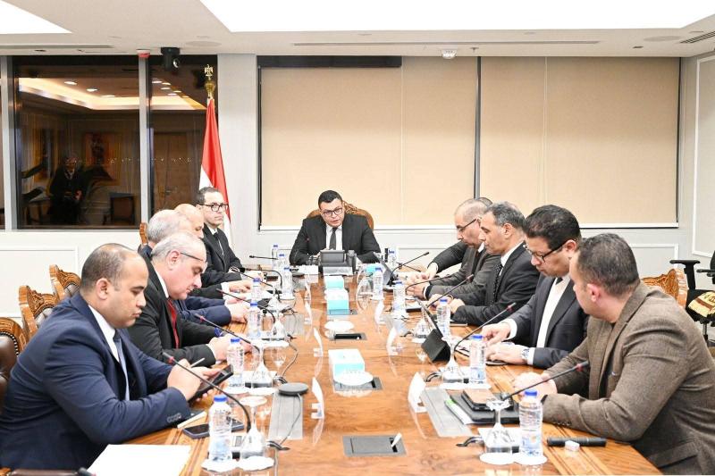 وزير الإسكان يتابع موقف مشروعات مدينة العلمين الجديدة