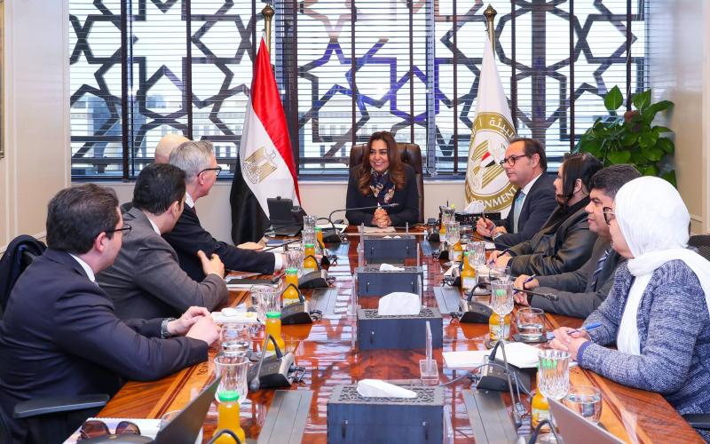 وزيرة التنمية المحلية والقائم بأعمال وزير البيئة توجه بالانتهاء من دراسة تقييم الأثر البيئي لمشروع توليد الكهرباء من الرياح بالبحر الأحمر