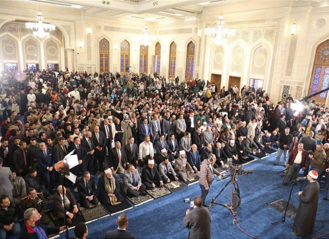 بعد افتتاحه رسميًا فجر اليوم بتشريف فخامة الرئيس: وزير الأوقاف يؤدي صلاة الجمعة بمسجد العزيز الحكيم بمشاركة عدد من الوزراء والقيادات الدينية والتنفيذية