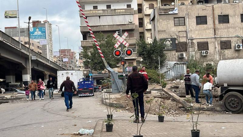 بالتنسيق بين المحافظة والهيئة العامة للسكة الحديد   تعزيز إجراءات الأمان والسلامة بمزلقان السكة الحديد أسفل الكوبري العلوي بدمنهور