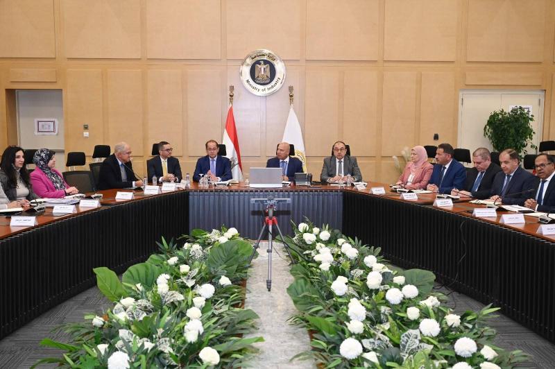 نائب رئيس مجلس الوزراء للتنمية الصناعية يجتمع بوزراء قطاع الأعمال والاستثمار والتجارة الخارجية والمالية واتحاد الصناعات المصرية لبحث سبل تعميق التصنيع المحلي
