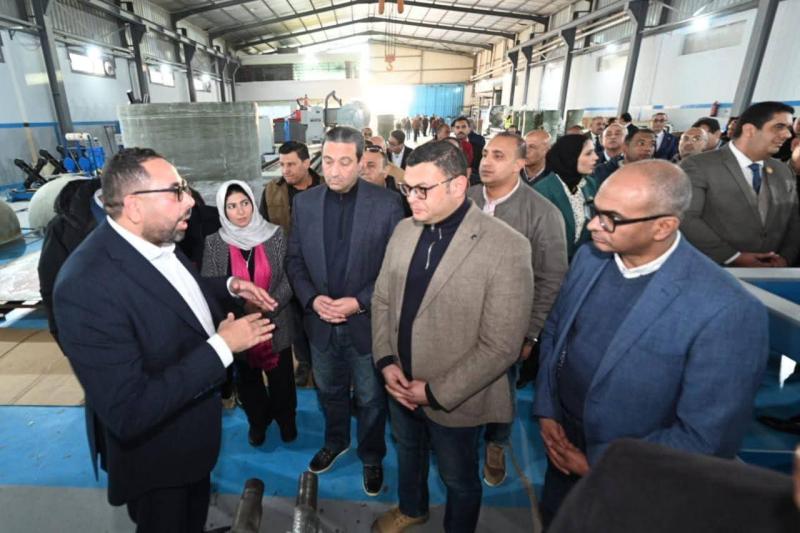 وزير الإسكان ومحافظ دمياط يعقدان اجتماعاً بمقر المنطقة الحرة لمتابعة الأعمال الجارية بها