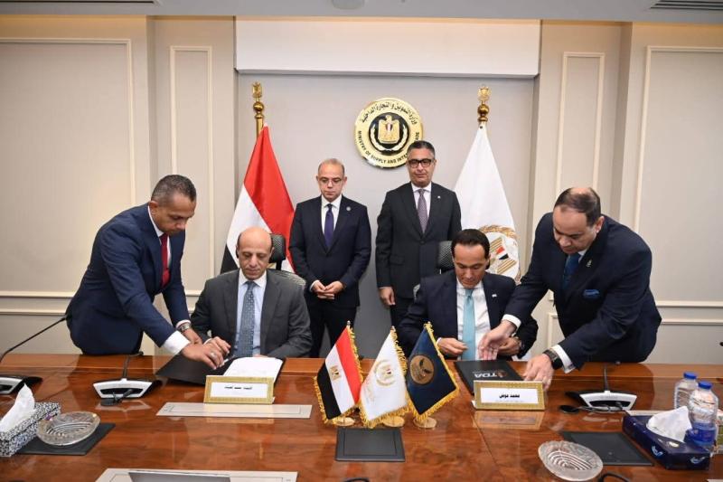 الدكتور شريف فاروق وزير التموين والتجارة الداخلية والدكتور محمد فريد رئيس الهيئة العامة للرقابة المالية يشهدان توقيع بروتوكول تعاون