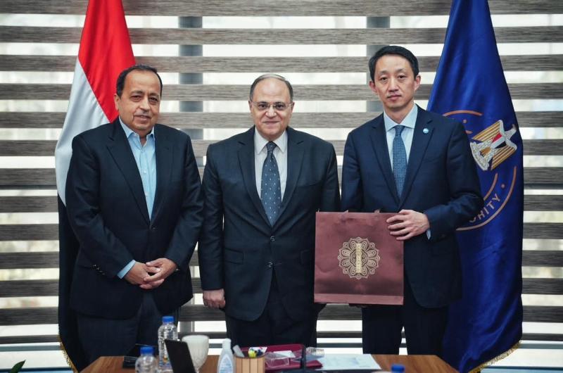 رئيس هيئة الدواء يبحث مع ممثلي شركة جيبتو فارما وغان أند لي الصينية سبل توطين الصناعة الدوائية