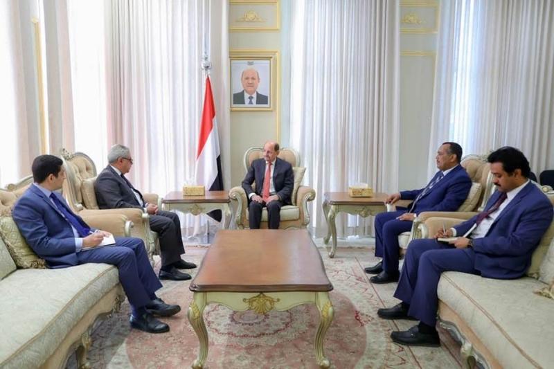 السفير المصري لدى الجمهورية اليمنية يلتقي مع رئيس مجلس الوزراء وزير الخارجية وشئون المغتربين اليمني
