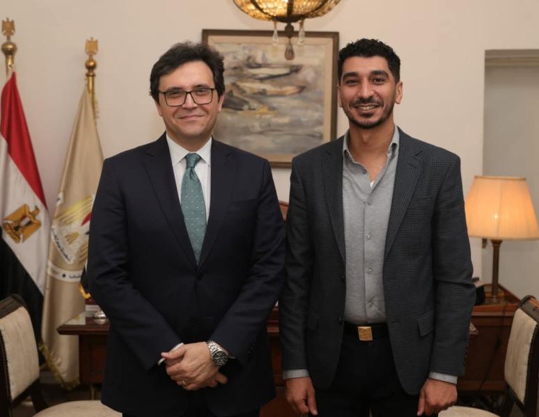 وزير الثقافة يلتقي المخرج كريم الشناوي لبحث التعاون ودعم التجارب السينمائية الشابة