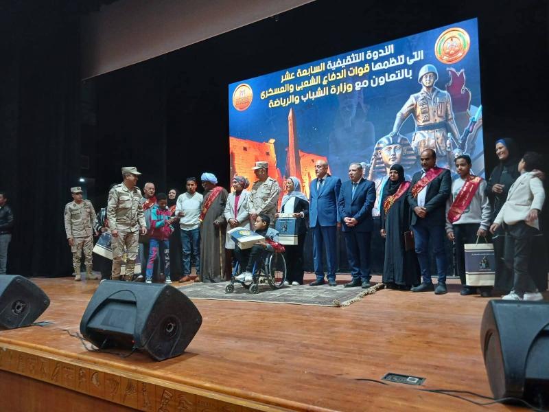 بالتعاون مع قيادة قوات الدفاع الشعبي والعسكري..  وزارة الشباب والرياضة تنفذ الندوة التثقيفية السابعة عشرة بمحافظة الأقصر بمشاركة 500 من النشء والشباب